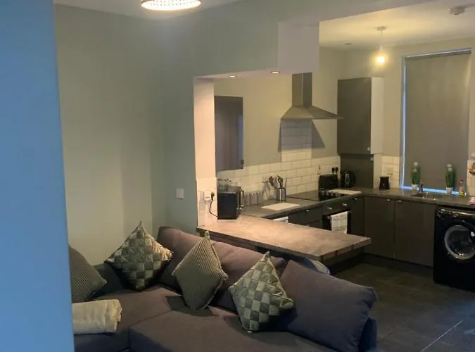 2 Bedroom Cheerful House Close To City Center