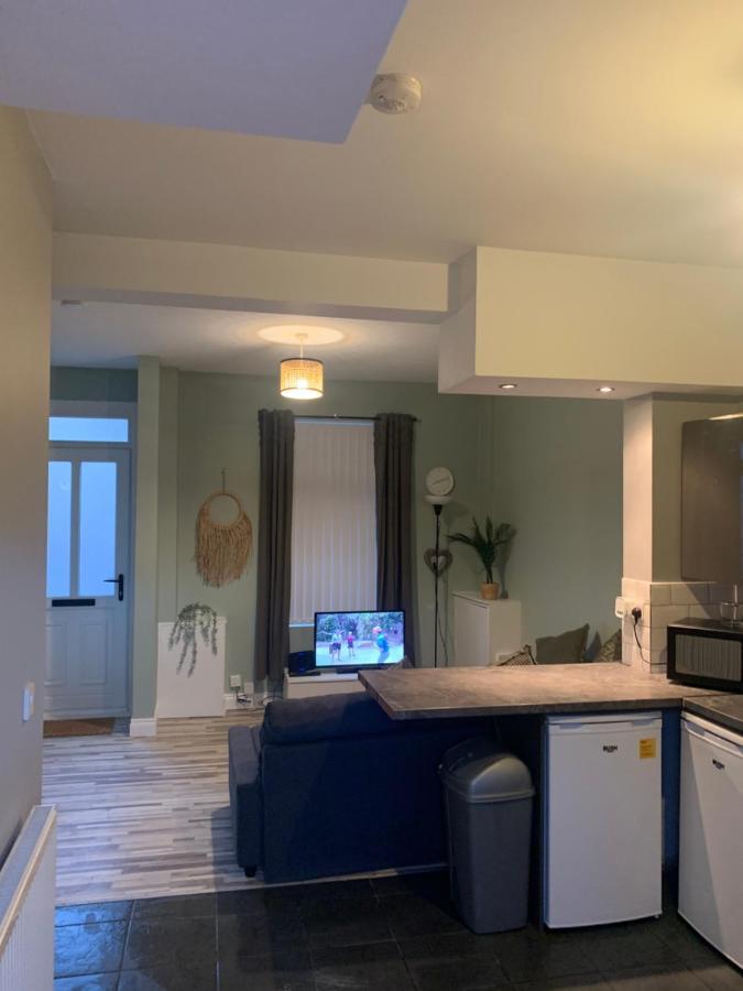 2 Bedroom Cheerful House Close To Center