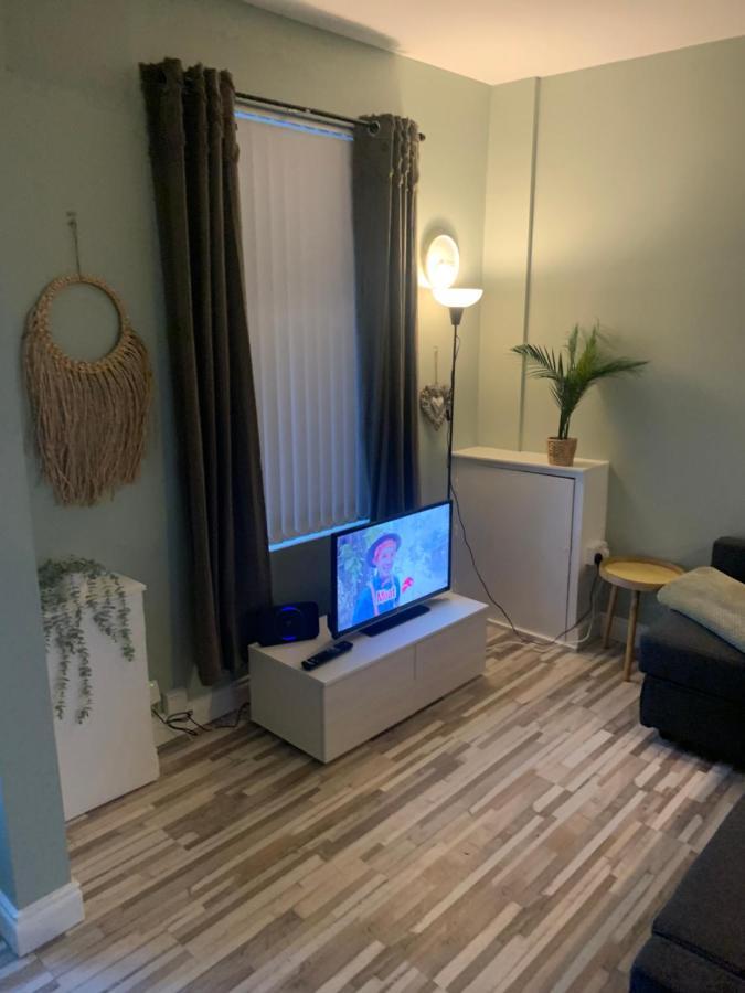 2 Bedroom Cheerful House Close To Center * Belfast